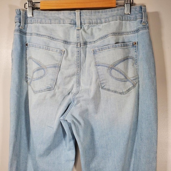 Chico's Platinum Crop Straight Leg Jeans Light Wash Blue Size .5 / Small - Picture 5 of 13